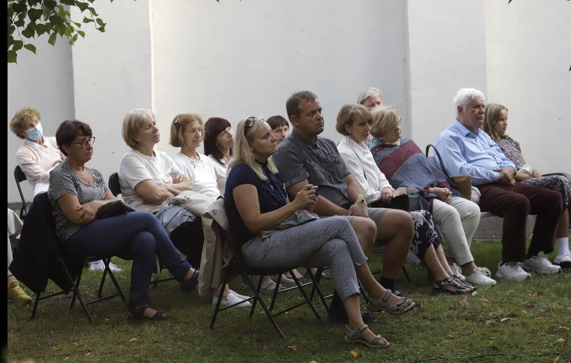 Po liepomis skambejo Vytauto Mačernio poezija