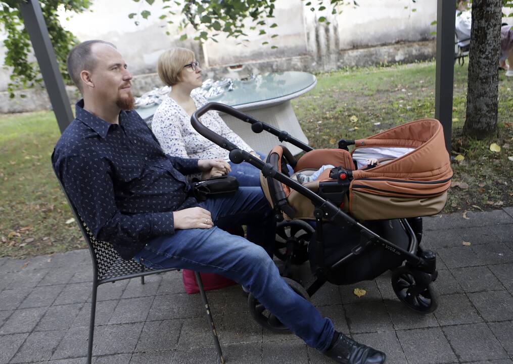 Po liepomis skambejo Vytauto Mačernio poezija