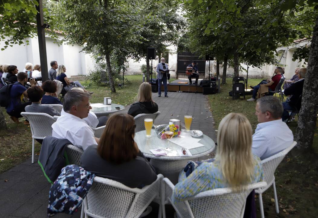 Po liepomis skambejo Vytauto Mačernio poezija