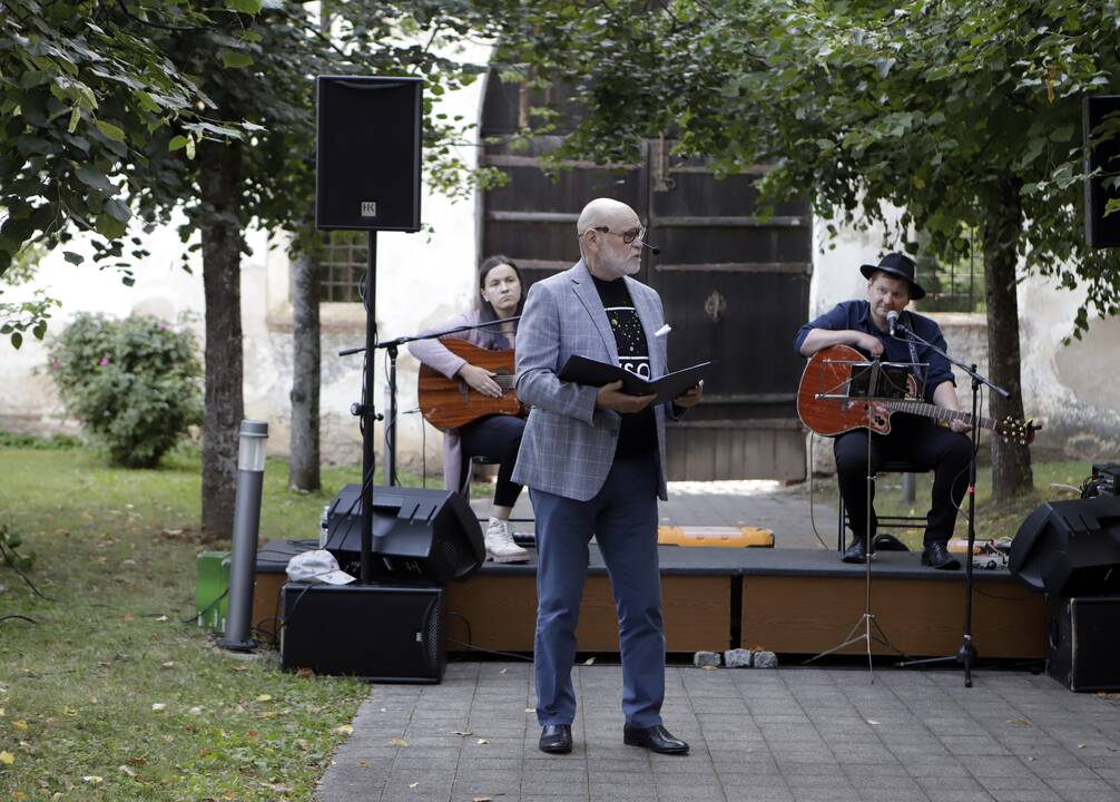 Po liepomis skambejo Vytauto Mačernio poezija
