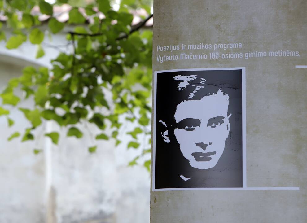 Po liepomis skambejo Vytauto Mačernio poezija