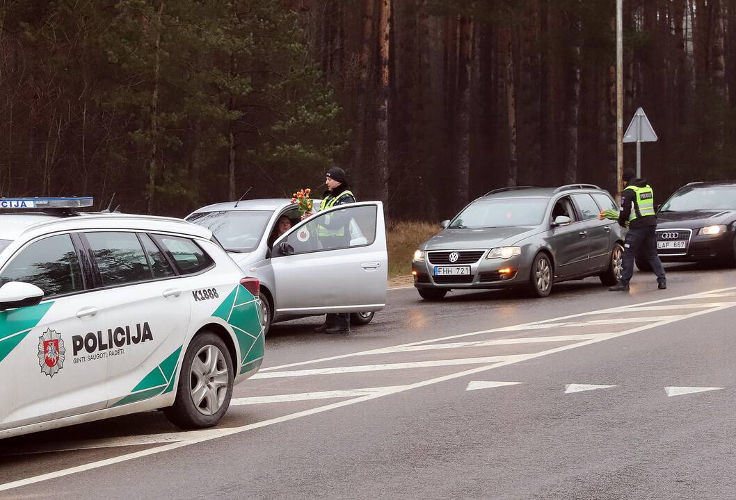 Pareigūnai sveikino moteris Kovo 8-osios proga