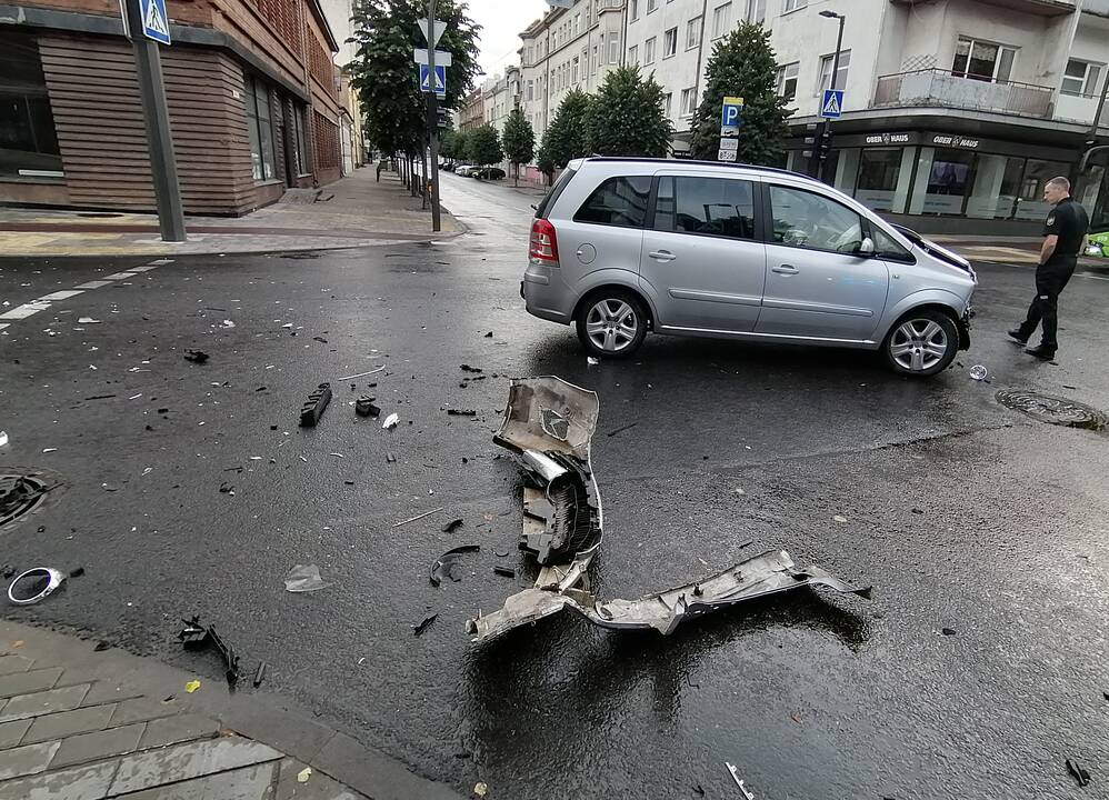 Rytinė „Opel“ ir troleibuso avarija Kauno centre