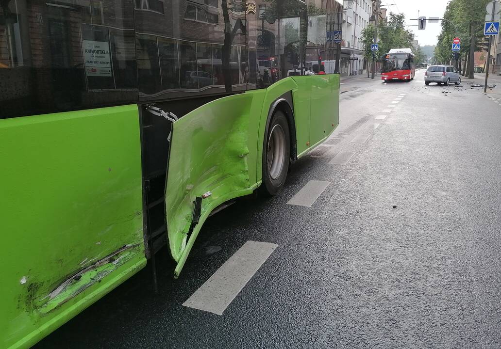 Rytinė „Opel“ ir troleibuso avarija Kauno centre