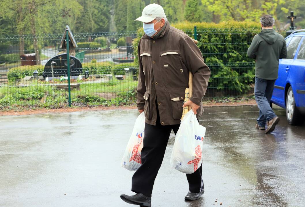 Romainių kapinės prieš Motinos dieną