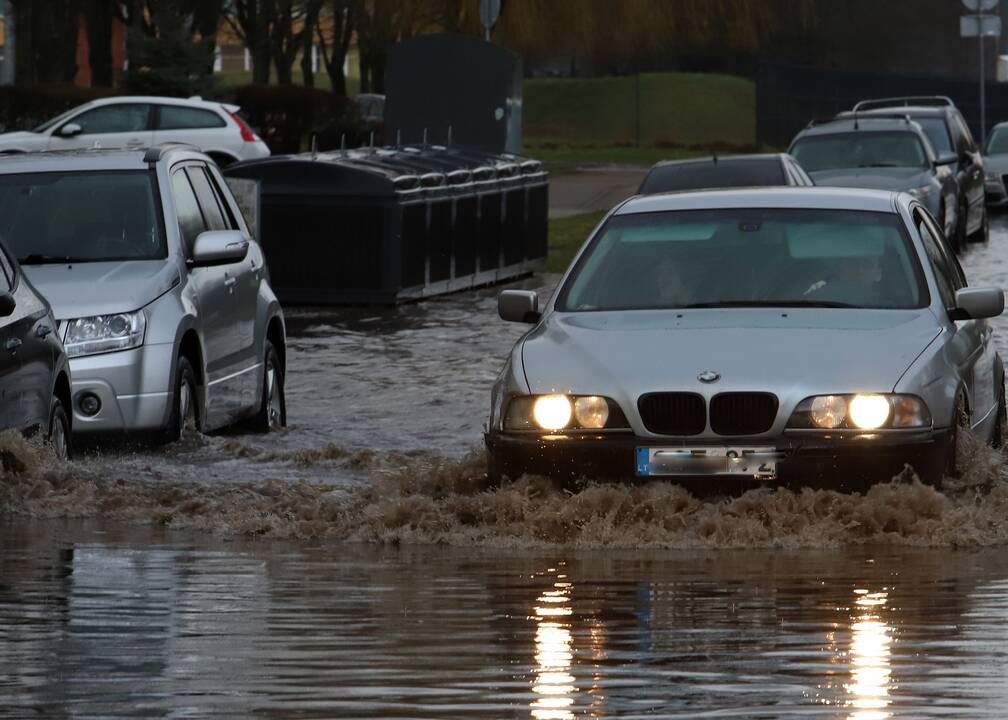 Pavasarinė liūtis skalauja Kauną: kai kurios gatvės – sunkiai pravažiuojamos  