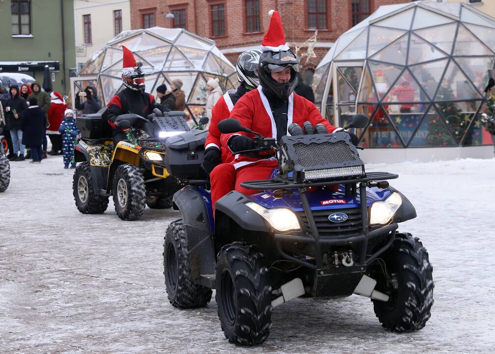 Kauno gatvėse pasklido ratuoti Kalėdų Seneliai 