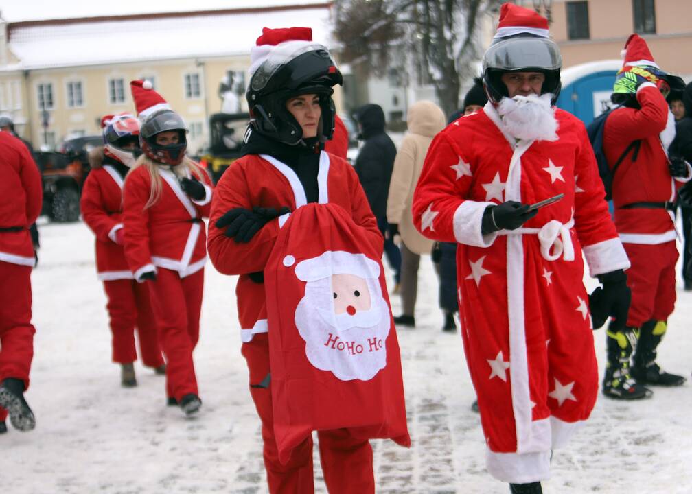 Kauno gatvėse pasklido ratuoti Kalėdų Seneliai 