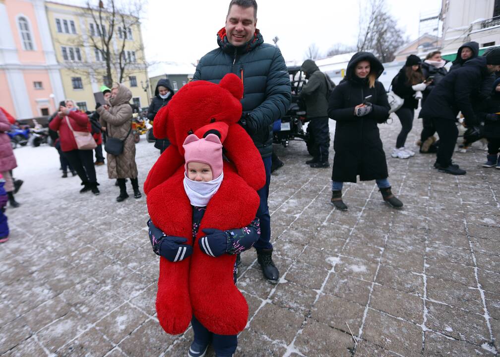 Kauno gatvėse pasklido ratuoti Kalėdų Seneliai 