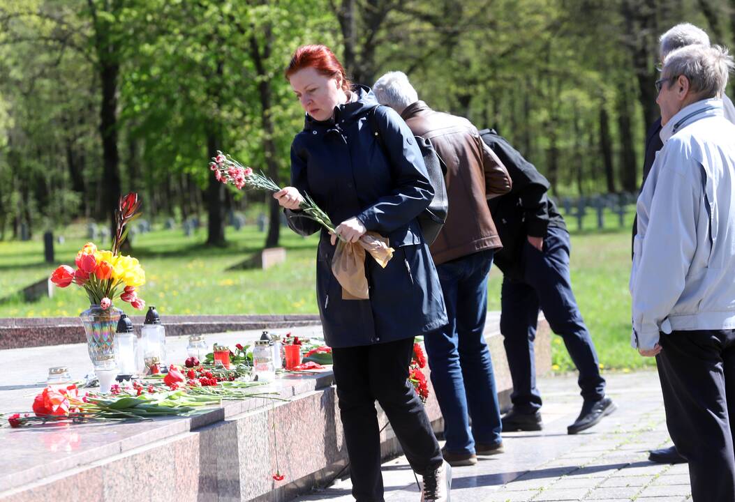Provokacija Kauno kapinėse: ant medžių – draudžiami naudoti simboliai