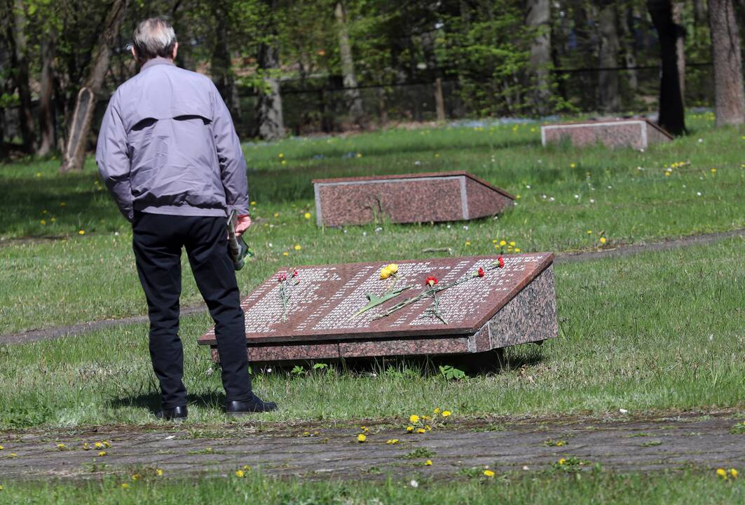 Provokacija Kauno kapinėse: ant medžių – draudžiami naudoti simboliai