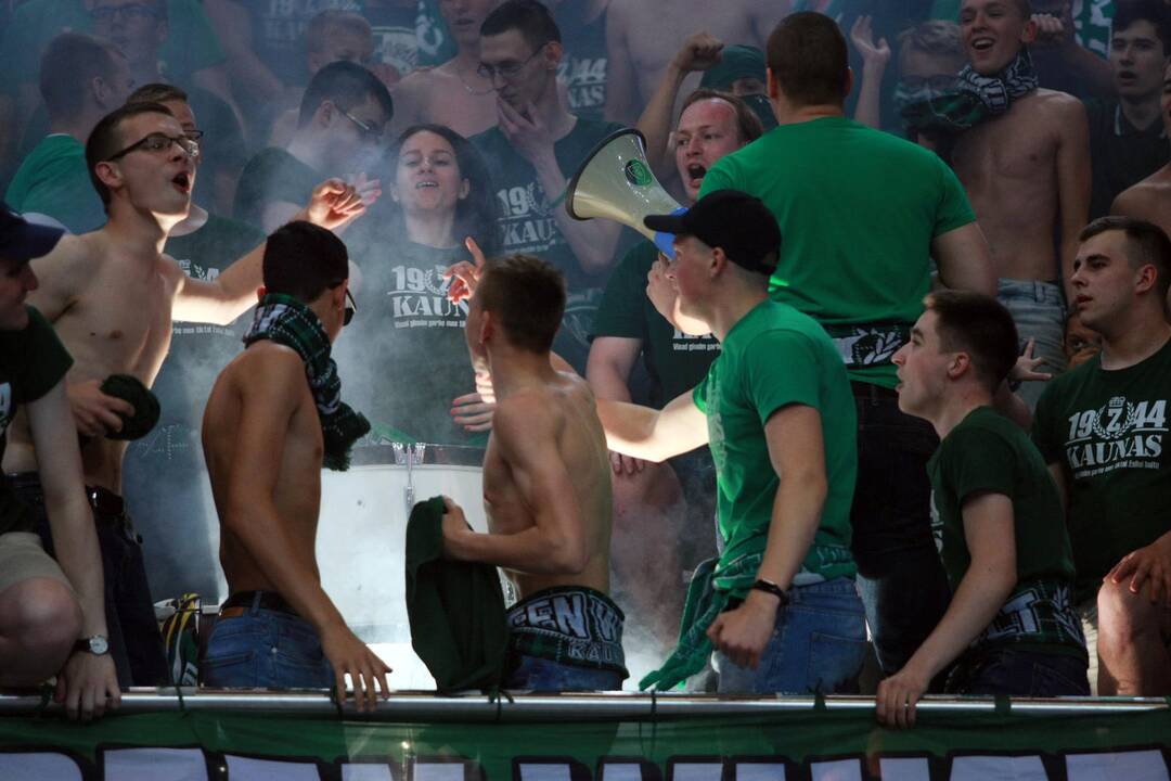 LKL Čempionai švenčia triuškinančią pergalę.