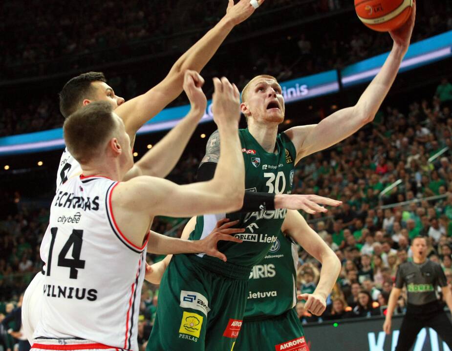 LKL Čempionai švenčia triuškinančią pergalę.