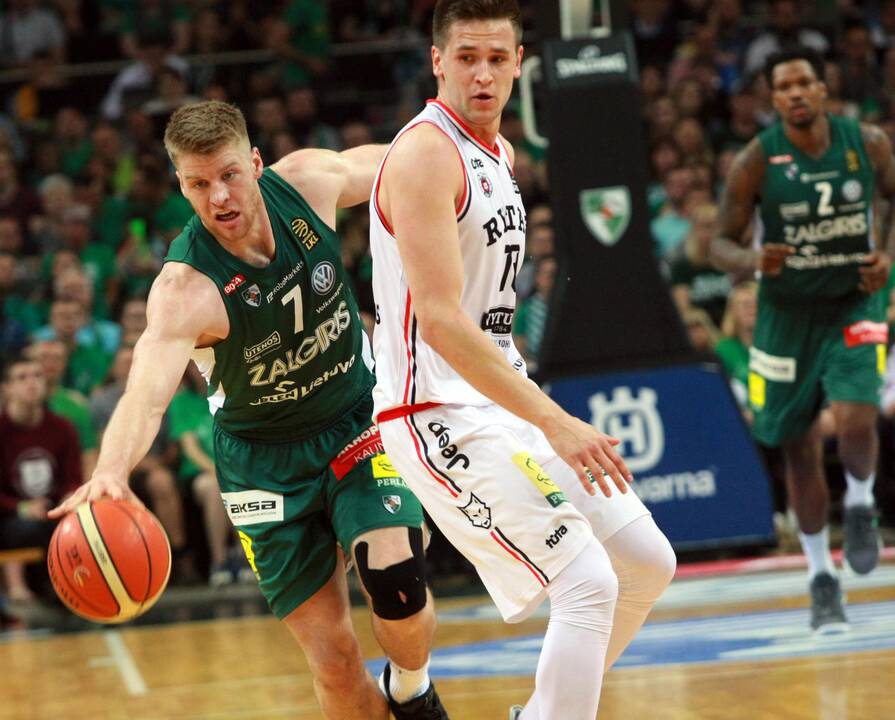 LKL Čempionai švenčia triuškinančią pergalę.