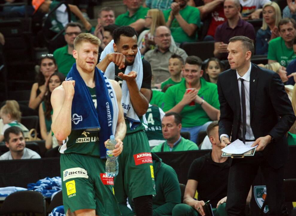 LKL Čempionai švenčia triuškinančią pergalę.