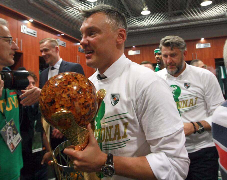 LKL Čempionai švenčia triuškinančią pergalę.