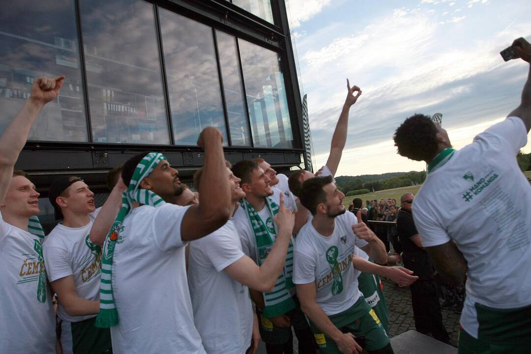 LKL Čempionai švenčia triuškinančią pergalę.