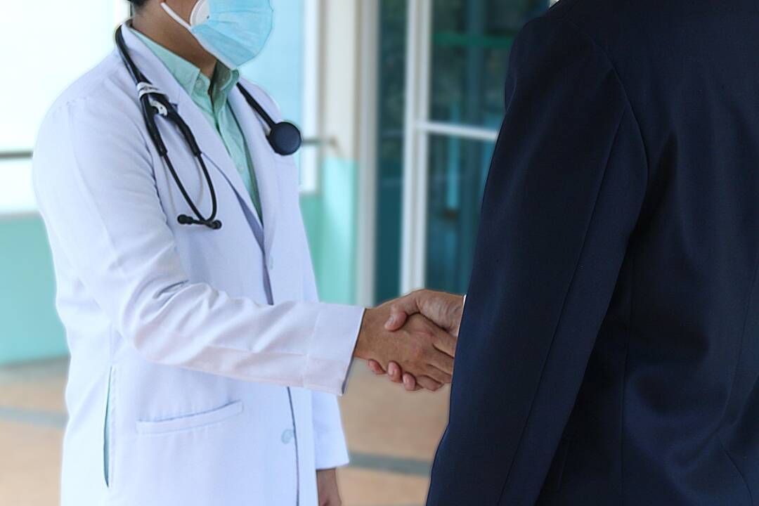 Gydytojas apkaltintas penkiolikos žmonių nužudymu