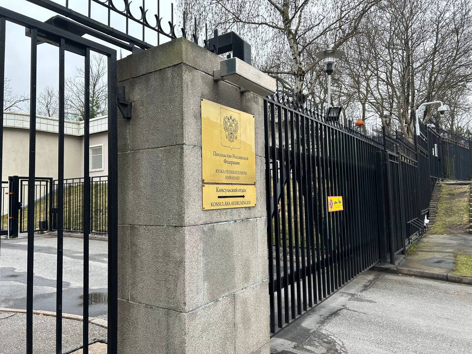 Stokholme vyras mėgino automobiliu įvažiuoti į Rusijos ambasados teritoriją