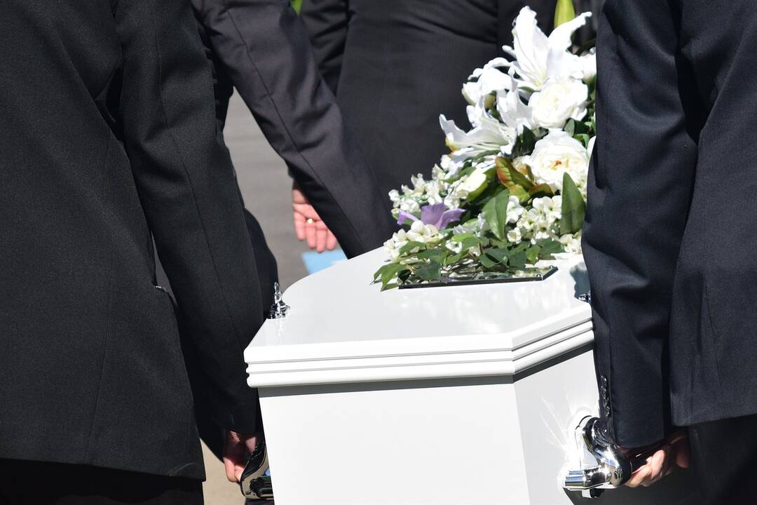 Mirusia pripažinta moteris nubudo karste