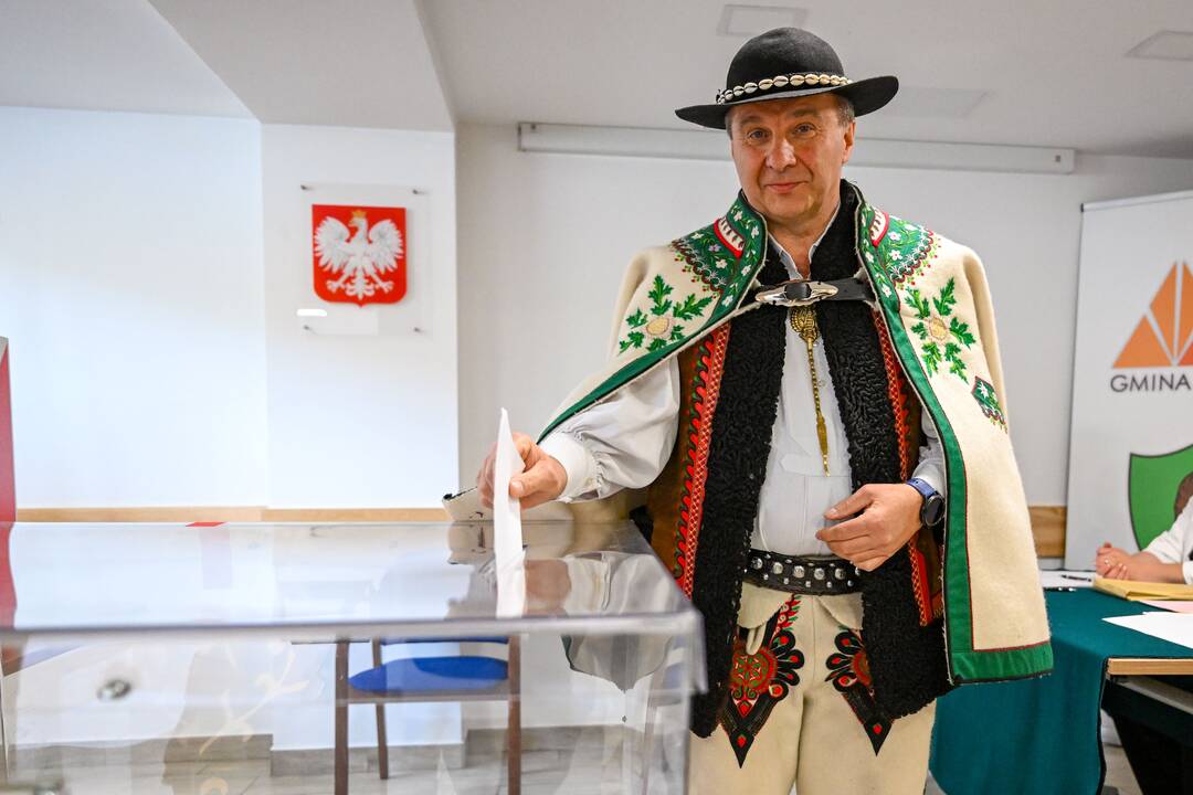 Apklausa rodo kone identišką palaikymą abiem kandidatams į Lenkijos prezidentus