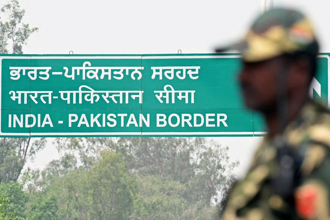 Indija teigia atrėmusi naujas Pakistano atakas