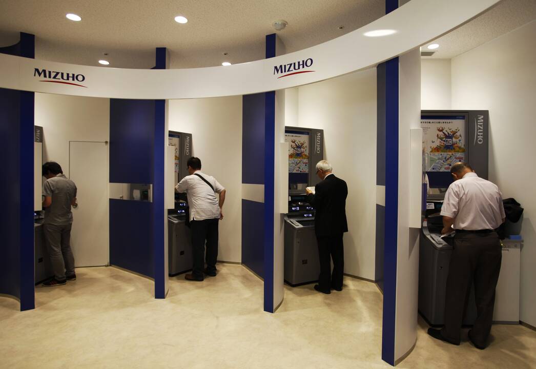 Japonijoje paskelbtas labai neįprastas įsakas bankomatais besinaudojantiems senjorams
