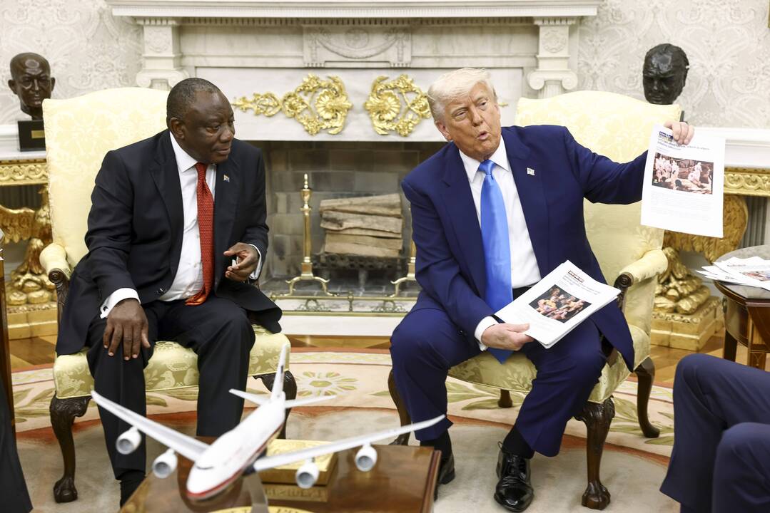 Trumpas apkaltino Pietų Afrikos prezidentą baltaodžių genocidu