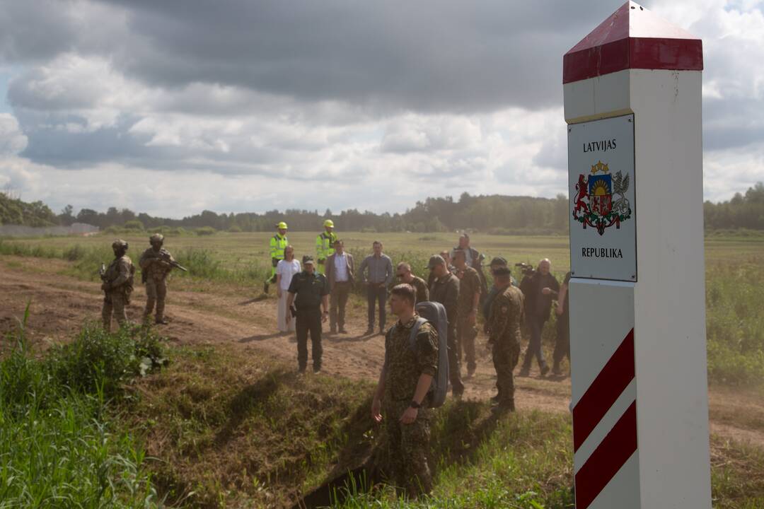 52 migrantai iš Baltarusijos mėgino neteisėtai patekti į Latviją