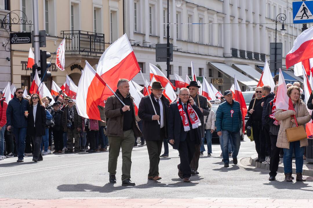 Apklausa: kilus karui beveik penktadalis lenkų išvyktų iš šalies