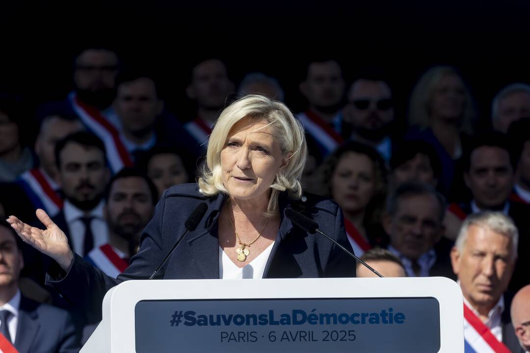 Le Pen tvirtina, kad jos partija tapo raganų medžioklės taikiniu