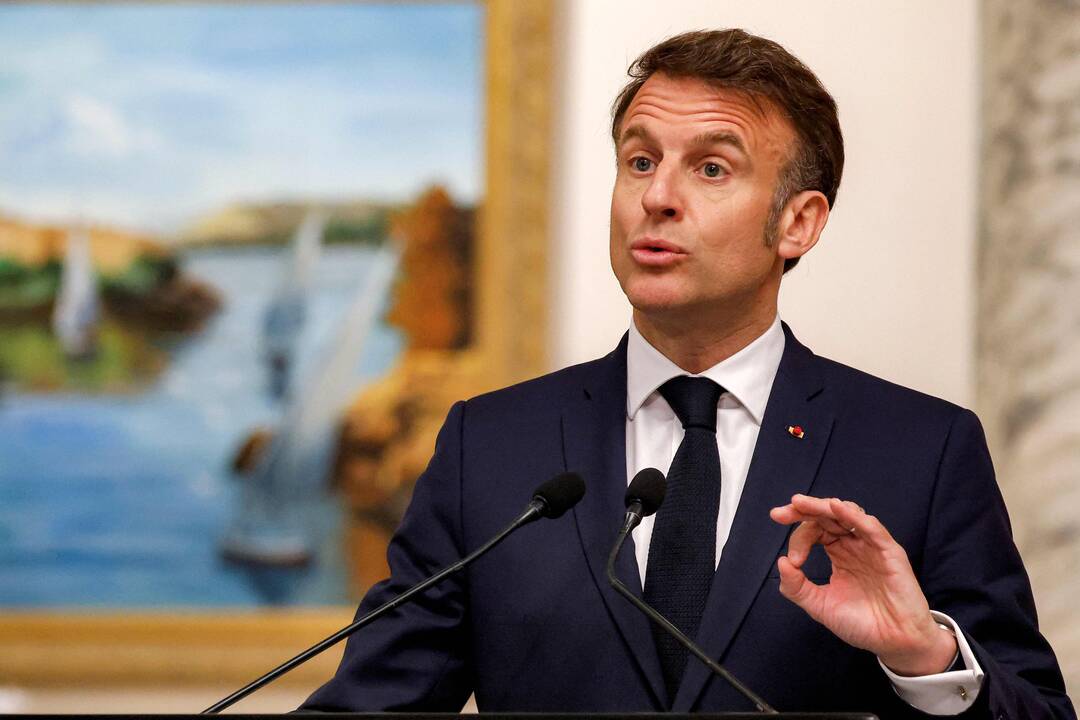 Macronas ragina Rusiją nebenaudoti vilkinimo taktikos