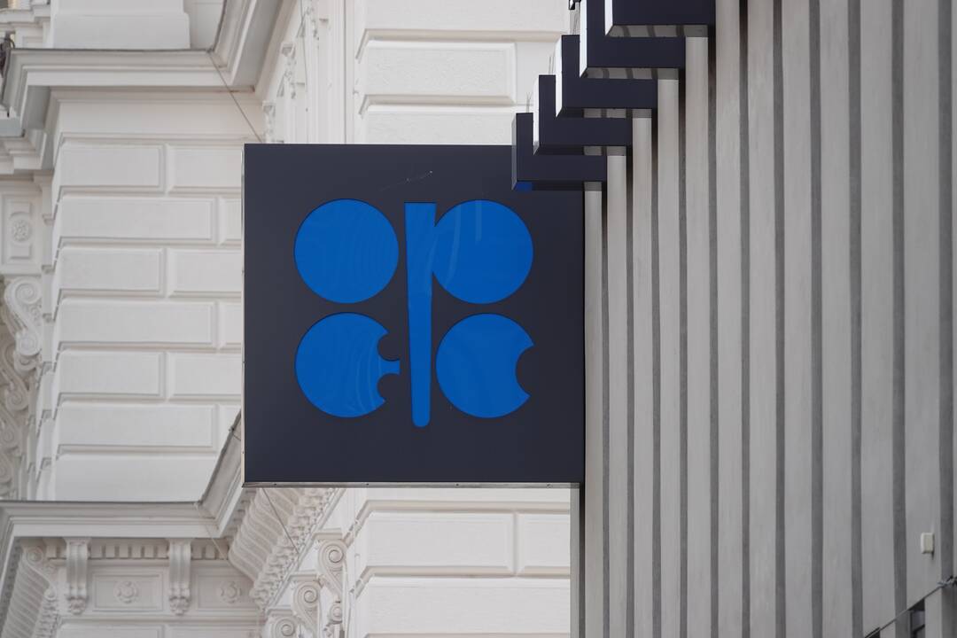 OPEC+ paskelbė planus nuo liepos dar staigiau didinti naftos gavybą