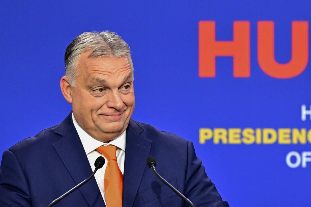 Vengrija remia JAV sprendimą stabdyti paramą Ukrainai