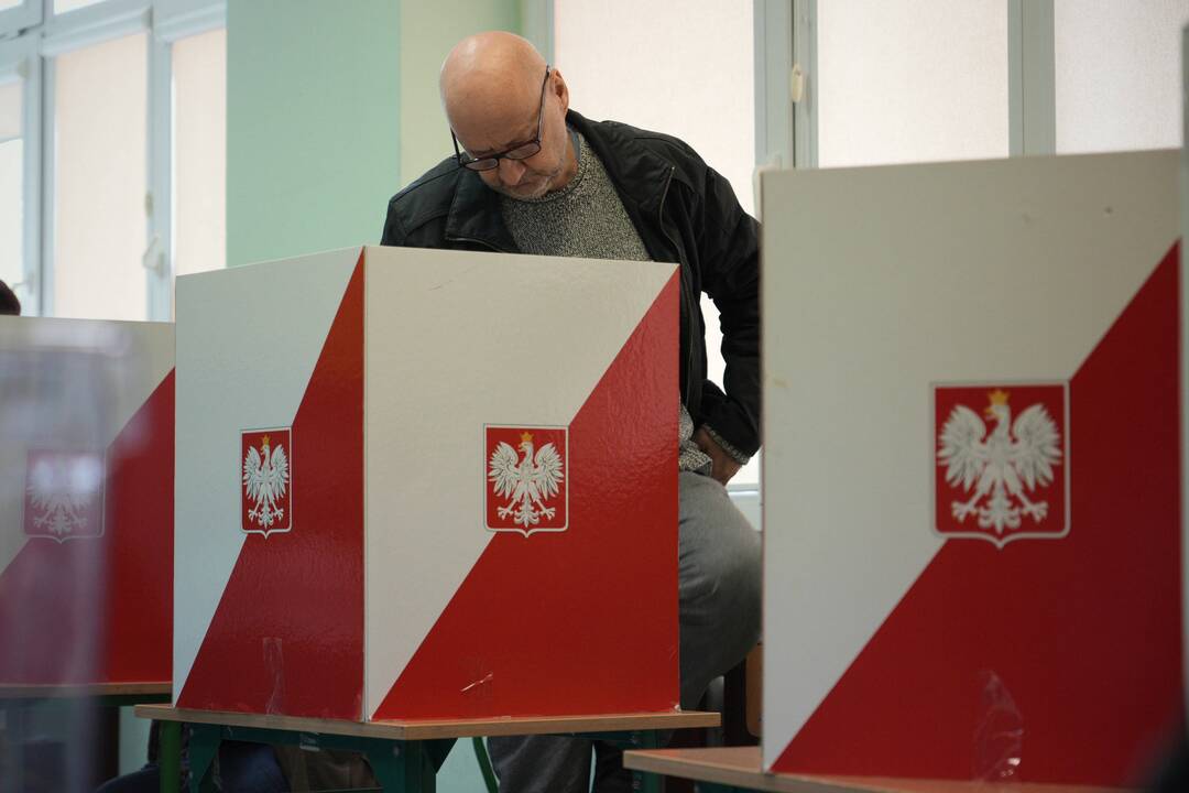 Antrame Lenkijos prezidento rinkimų ture susitiks centristas ir dešinysis