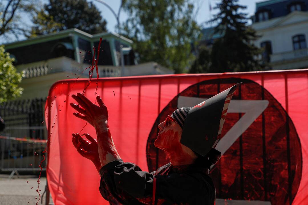 Protestas prie Rusijos ambasados gegužės 9 dieną.