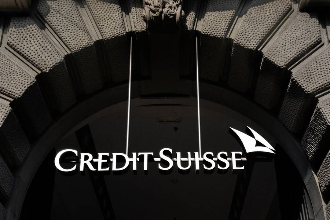 Šveicarijos prokurorai apkaltino „Credit Suisse“ prisidėjus prie pinigų plovimo