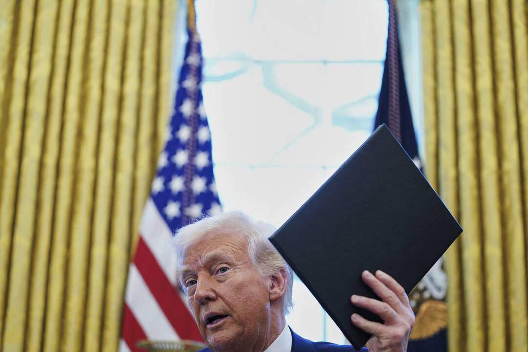 Trumpas pasirašė įsaką „padaryti Amerikos dušus vėl didžiais“