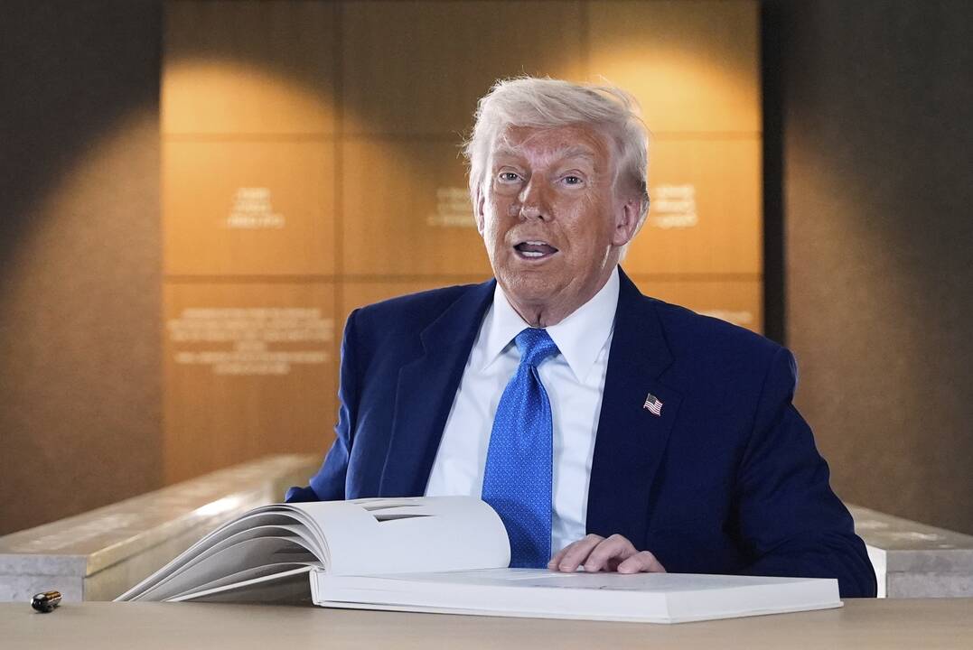 Skrydžio laiką Trumpas išnaudojo įžeidinėdamas Amerikos žvaigždes