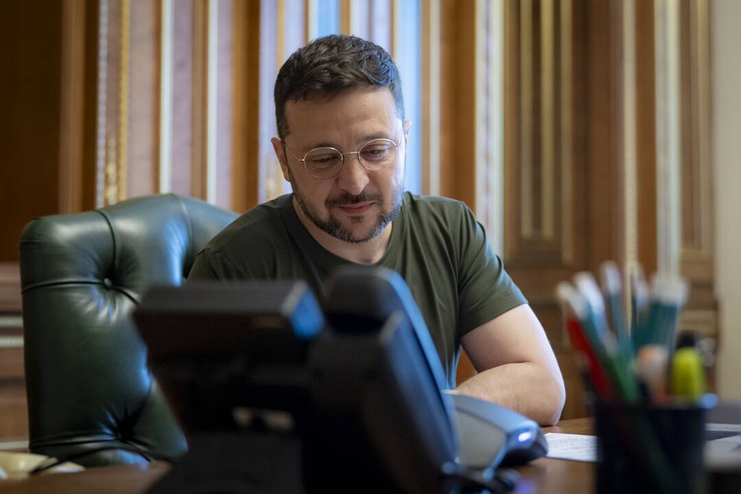 Zelenskis per pirmąjį pokalbį telefonu pakvietė popiežių atvykti į Ukrainą