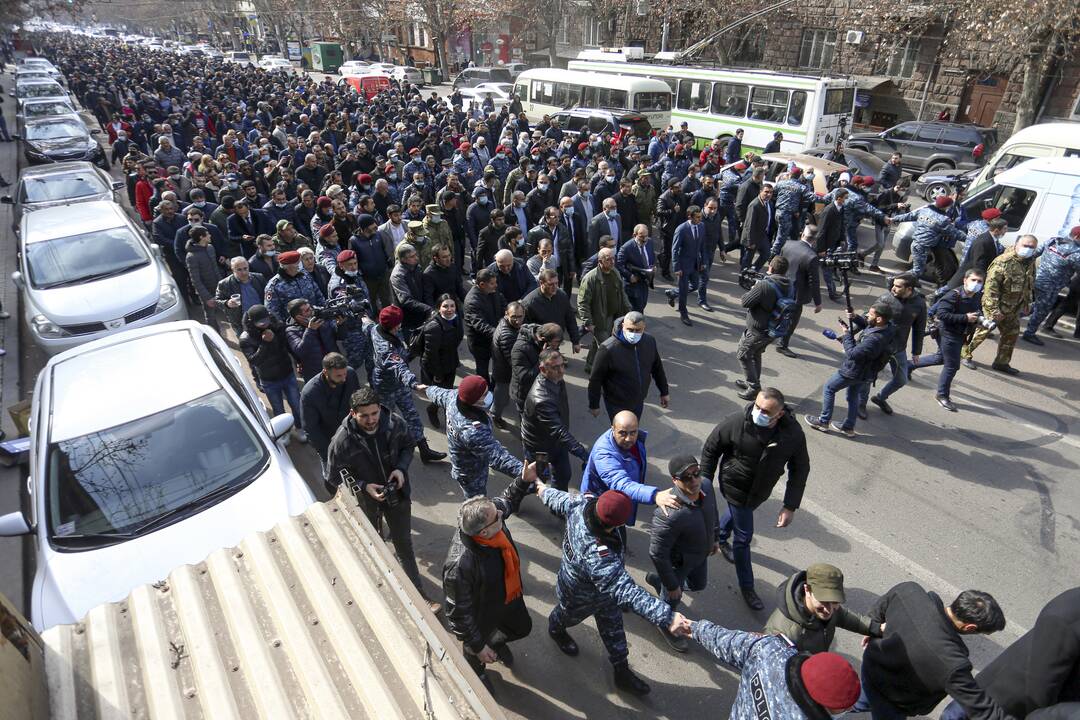 Armėnijos premjeras su šalininkais dalyvauja eitynėse sostinės gatvėmis