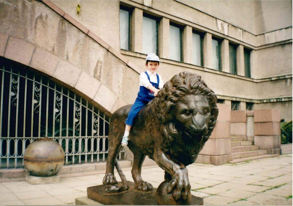 Tradicija – foto prie Karo muziejaus liūtų (daugiau kaip 250 foto)