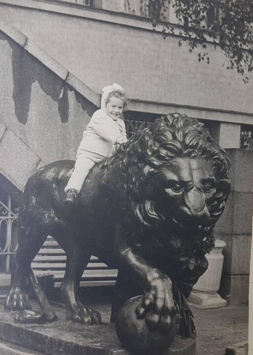 Tradicija – foto prie Karo muziejaus liūtų (daugiau kaip 250 foto)