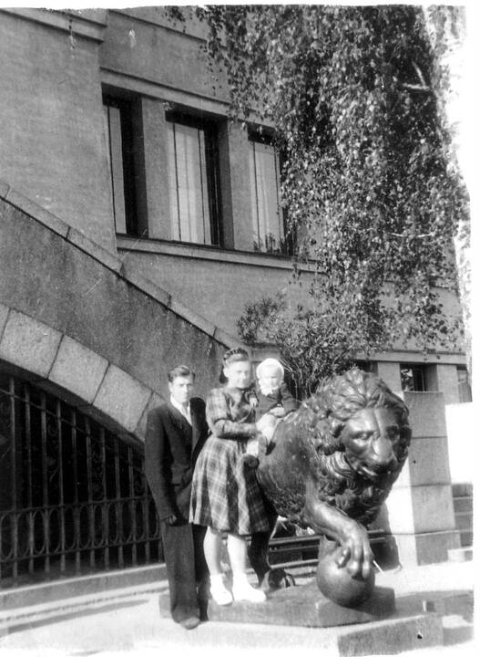 Tradicija – foto prie Karo muziejaus liūtų (daugiau kaip 250 foto)