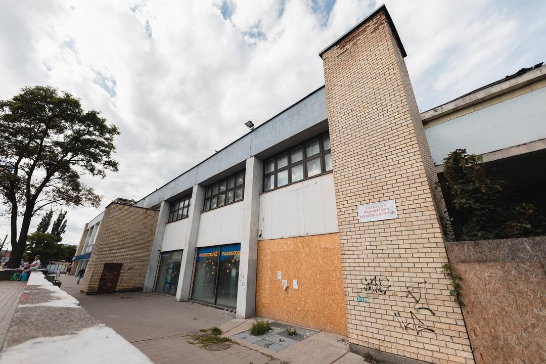 Apgriuvęs Kalniečių prekybos centro pastatas