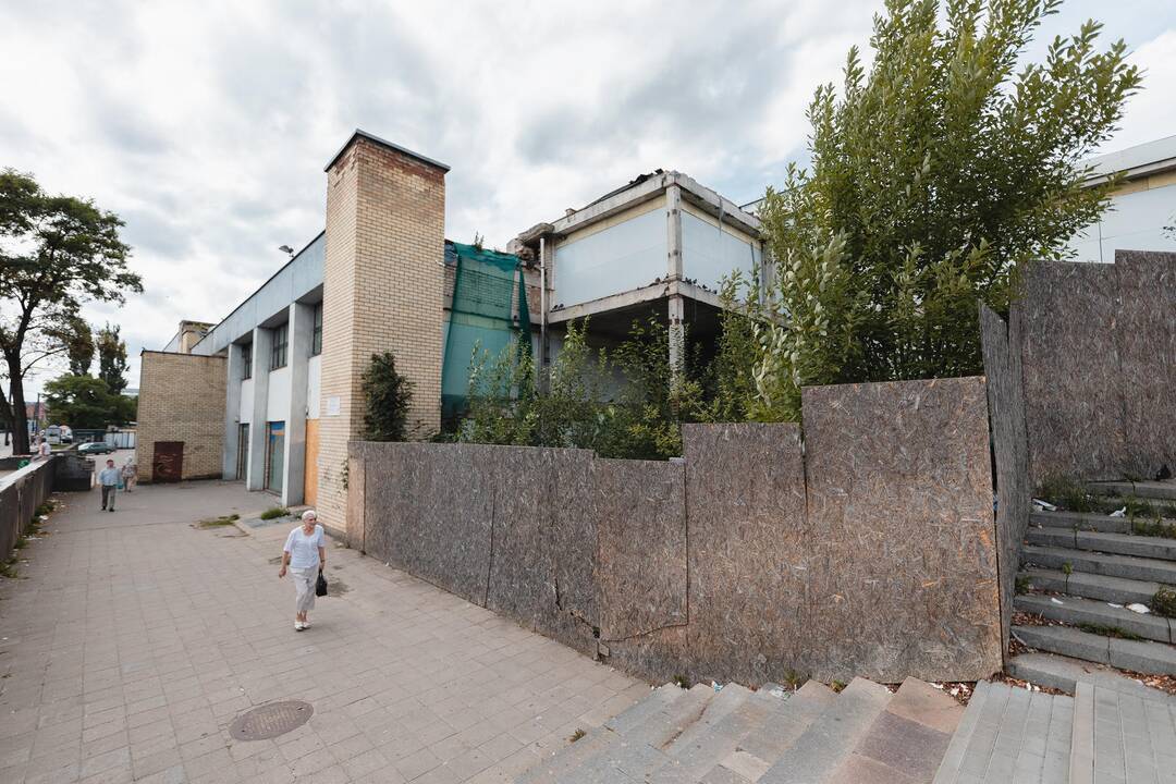 Apgriuvęs Kalniečių prekybos centro pastatas