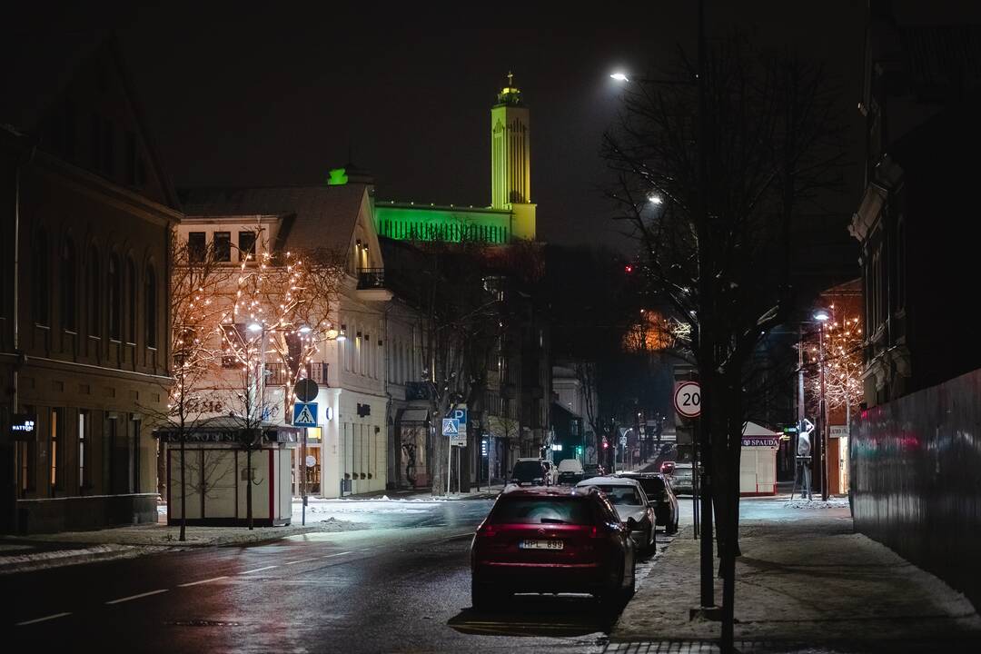 Kaunas dabinasi trispalvės spalvomis