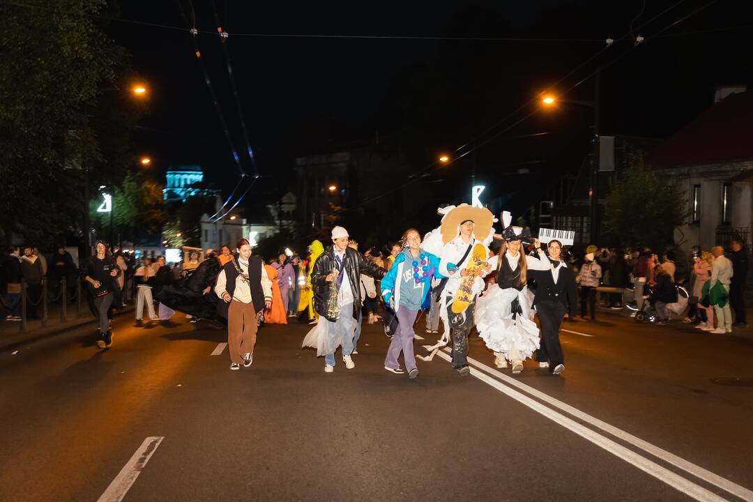 Į Parodos kalną „Fluxus“ stiliumi kopė šimtai