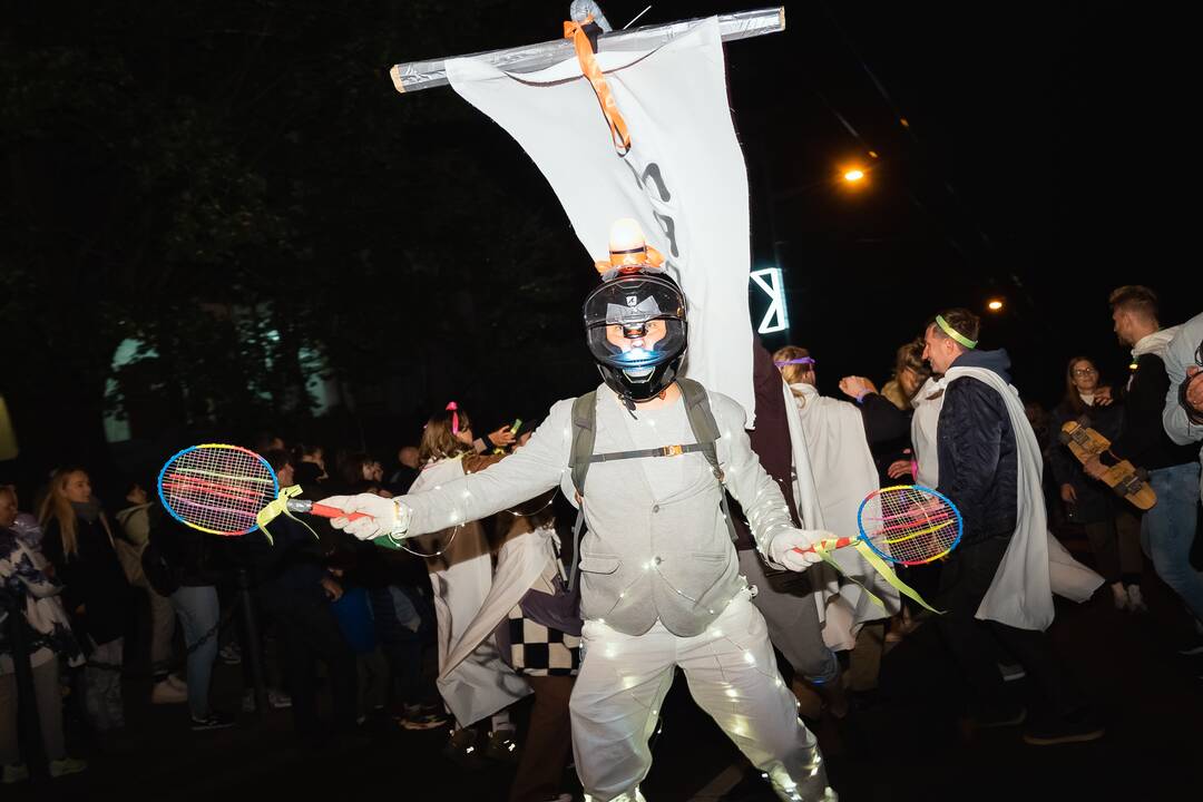 Į Parodos kalną „Fluxus“ stiliumi kopė šimtai