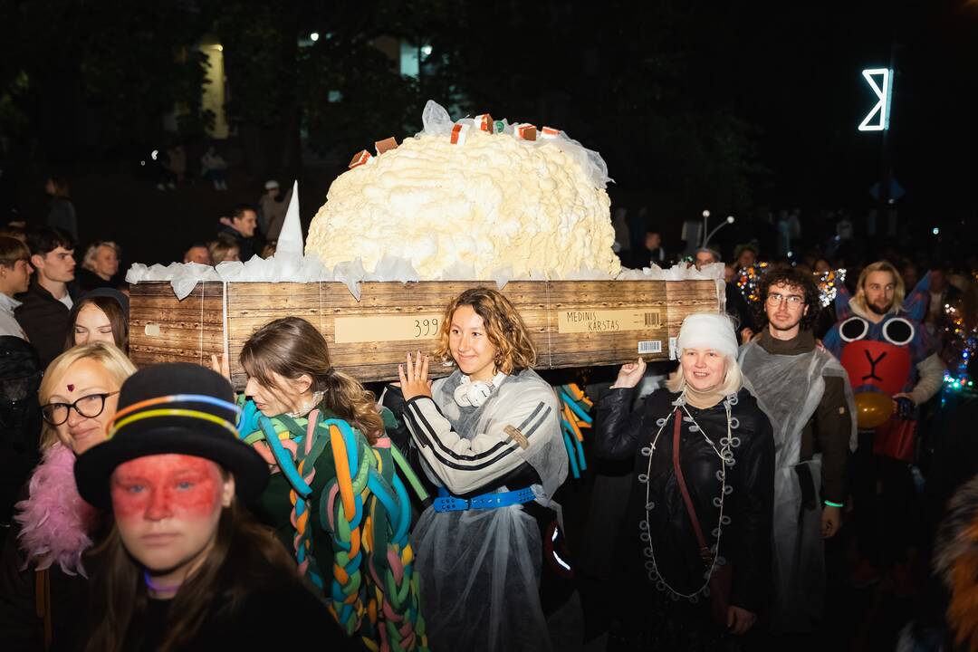 Į Parodos kalną „Fluxus“ stiliumi kopė šimtai